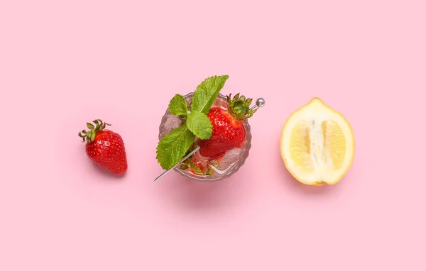 Glas Färsk Lemonad Med Jordgubbe Och Citron Rosa Bakgrund — Stockfoto