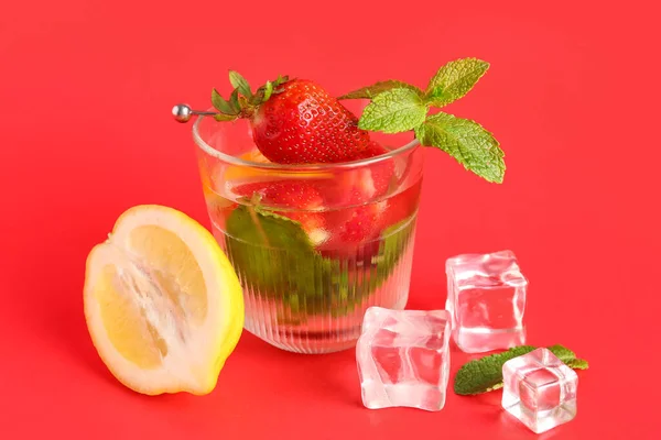 Glass Fresh Lemonade Strawberry Lemon Red Background — Stock Photo, Image