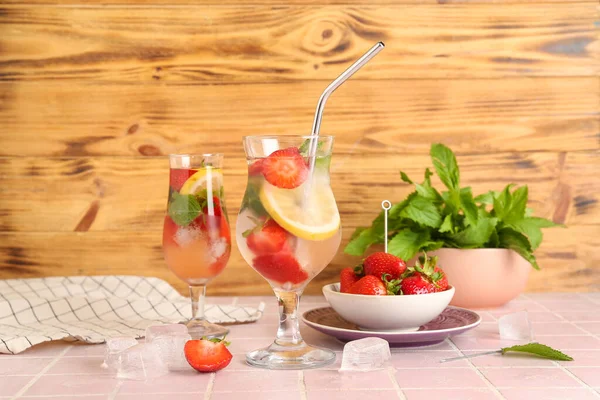 Glasses Fresh Lemonade Strawberry Lemon Pink Tile Table — Stock Photo, Image