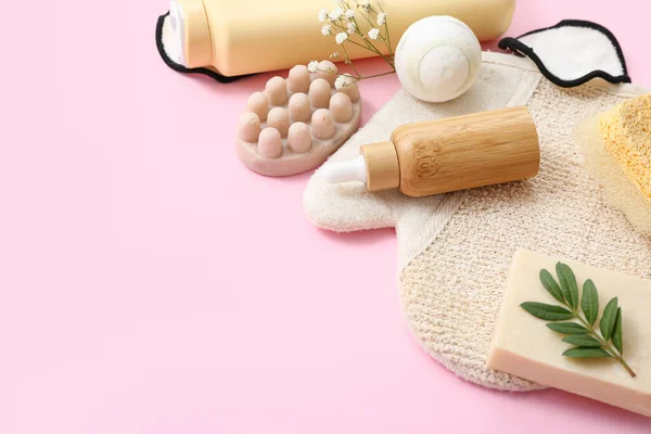 Složení Různými Koupelovými Potřebami Kosmetickými Výrobky Růžovém Pozadí — Stock fotografie