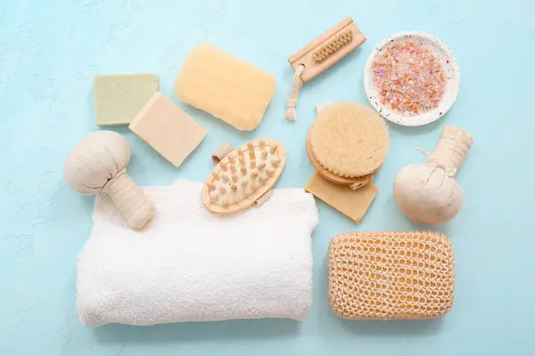 Renk arkaplanına göre farklı banyo malzemeleri.