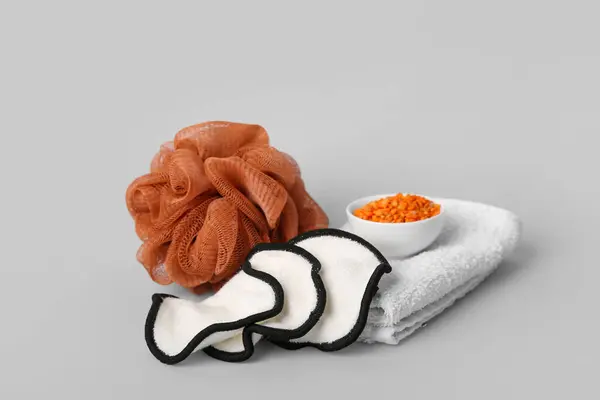 Badspons Schone Handdoek Wattenschijfjes Zeezout Grijze Achtergrond — Stockfoto