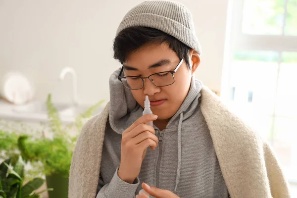 台所で鼻滴を持つ病気のアジア人男性 クローズアップ — ストック写真