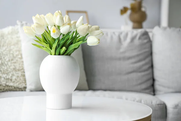 リビングルームのコーヒーテーブルの上に白いチューリップの花が咲く花瓶 クローズアップ — ストック写真