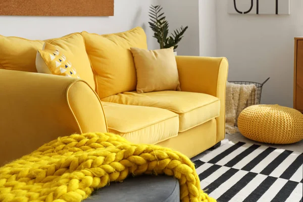 Interior Stylish Living Room Cozy Yellow Sofa Soft Knitted Blanket — Stock Photo, Image