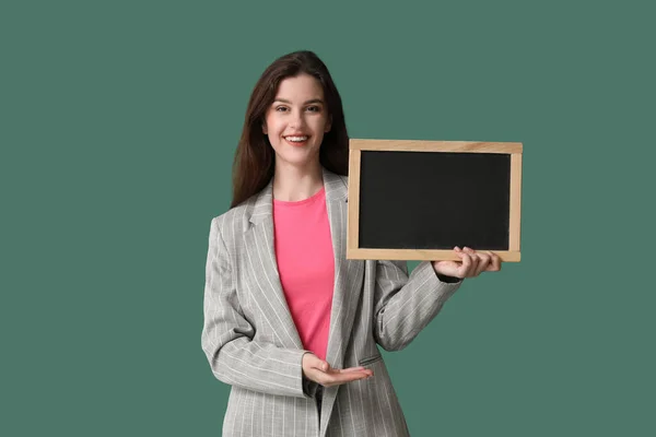 Kvinnlig Lärare Med Tavlan Grön Bakgrund — Stockfoto