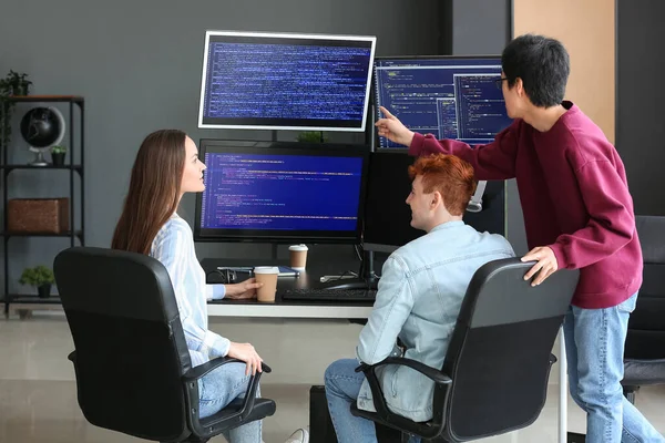 Jeunes Programmeurs Travaillant Bureau — Photo