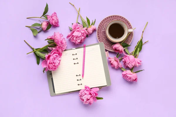 配上空白笔记本 一杯咖啡和淡紫色背景上美丽的牡丹花 — 图库照片