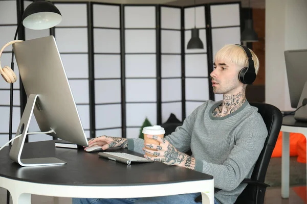 Programador Masculino Con Taza Café Trabajando Oficina — Foto de Stock