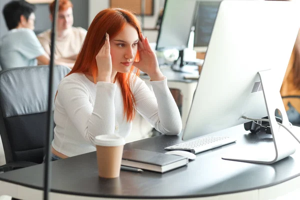Programadora Femenina Trabajando Con Computadora Oficina — Foto de Stock