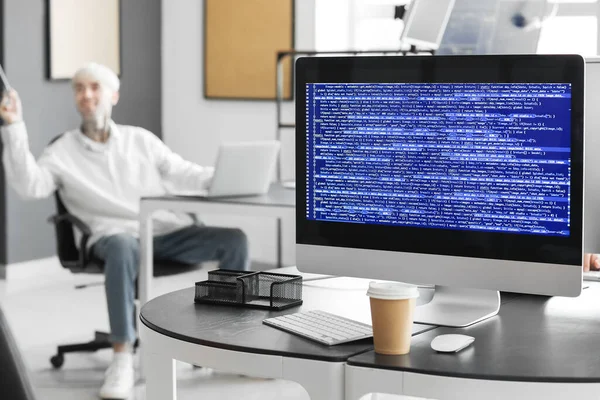 Werkplaats Van Programmeur Met Computer Kop Koffie Kantoor — Stockfoto