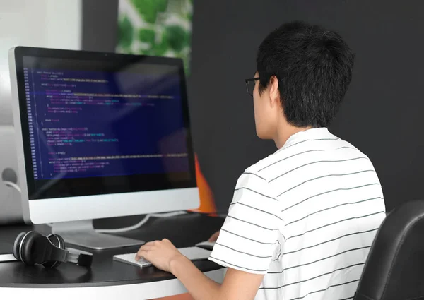 Чоловічий Азіатський Програміст Працює Комп Ютером Офісі — стокове фото