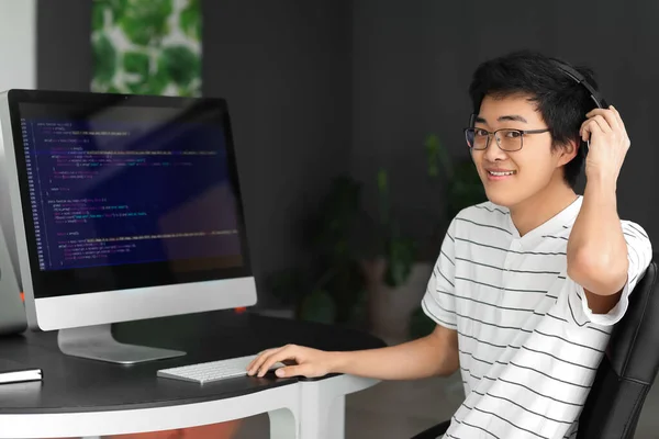 Programador Asiático Masculino Que Trabaja Con Computadora Oficina —  Fotos de Stock