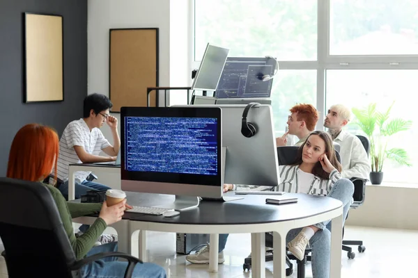 Team Giovani Programmatori Che Lavorano Ufficio — Foto Stock