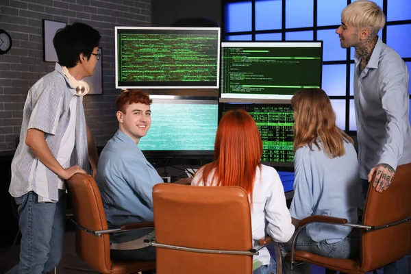 Equipe Jovens Programadores Que Trabalham Escritório Noite — Fotografia de Stock