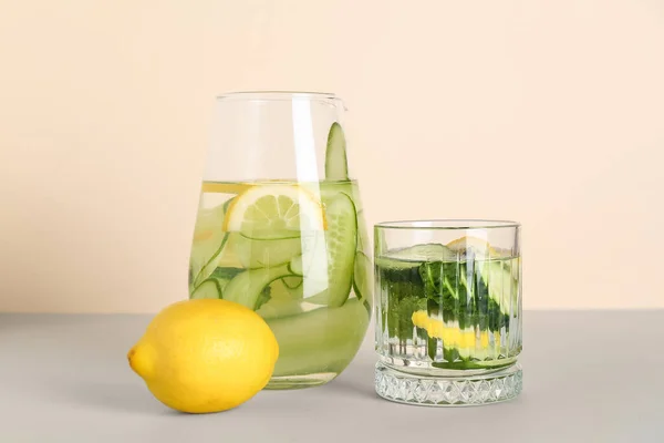 Glas Kan Limonade Met Komkommer Grijze Tafel — Stockfoto