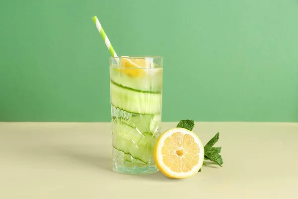 Glas Limonade Met Komkommer Munt Kleurrijke Achtergrond — Stockfoto