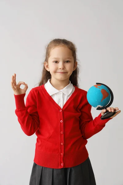 Klein Schoolmeisje Met Globe Tonen Grijze Achtergrond — Stockfoto