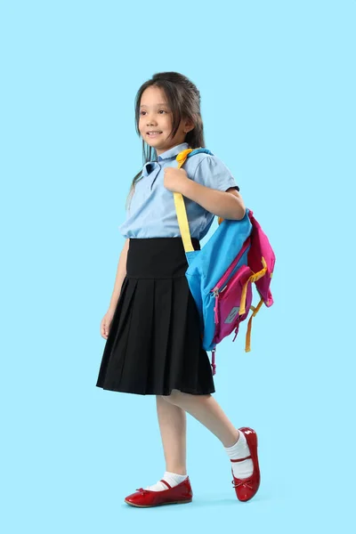 Klein Schoolmeisje Met Rugzak Lichtblauwe Achtergrond — Stockfoto