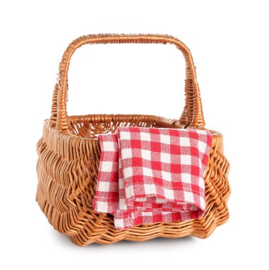 Hasır piknik sepeti ve beyaz arka planda temiz peçete.