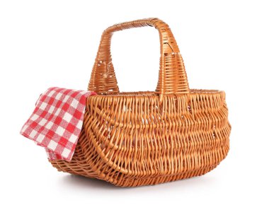 Hasır piknik sepeti ve beyaz arka planda temiz peçete.