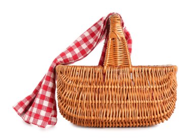 Kırmızı kareli peçeteli hasır piknik sepeti beyaz arka planda izole edildi