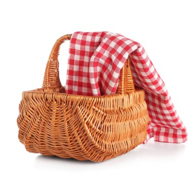 Kırmızı kareli peçeteli hasır piknik sepeti beyaz arka planda izole edildi
