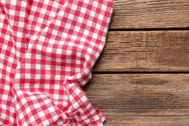 Ahşap arka planda buruşmuş kırmızı peçete.