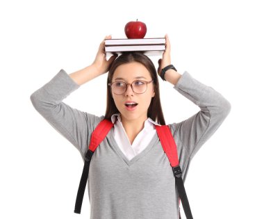 Elmalı ve beyaz arkaplan üzerine kitapları olan bir kız öğrenci.