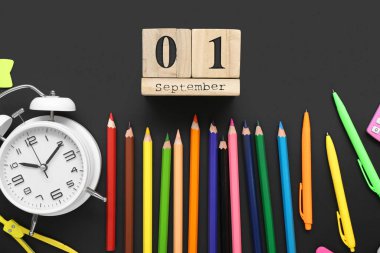 Alarm saati, farklı sayfalar ve siyah karatahta tarih SEPTEMBER 1 ile takvim