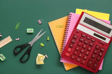 Yeşil karatahtadaki hesap makinesi ve farklı sayfalar