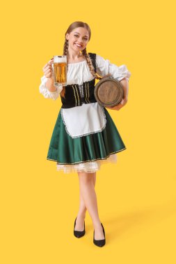 Sarı arka planda bira ve fıçıyla güzel bir Ekim Festivali garsonu.