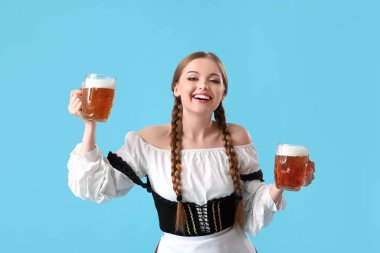 Mavi arka planda birası olan güzel Ekim Festivali garsonu.