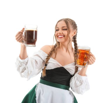 Beyaz arka planda birası olan güzel Ekim Festivali garsonu.