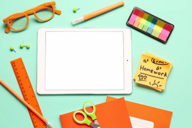 Ev işleri, tablet ve turkuaz arkaplan üzerine farklı kırtasiye içeren yapışkan notlar