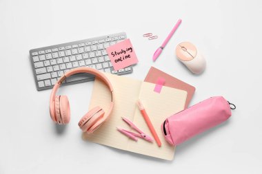 ONLINE, aygıtlar ve beyaz arkaplan üzerinde farklı kırtasiye ile metin çalışma ile yapışkan not