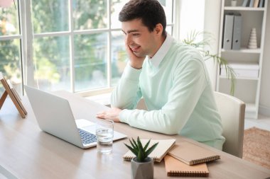 Delikanlının evde iş görüşmesi var.