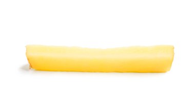 Beyaz arka planda izole edilmiş çiğ patates çubuğu.