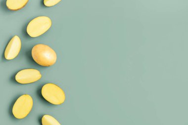 Yeşil arka planda çiğ patates