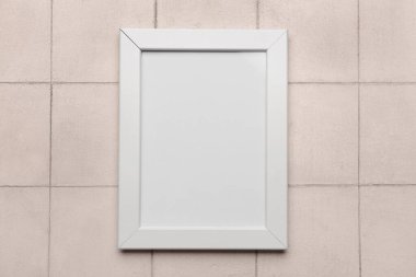 Beyaz fayans arkaplanındaki boş fotoğraf çerçevesi