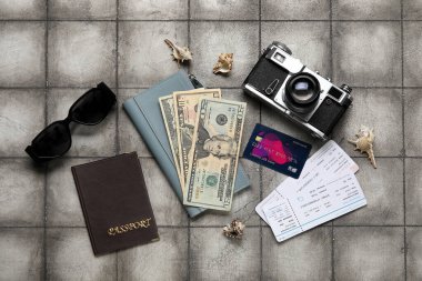 Paralı kompozisyon, biletler, kredi kartı ve arka planda fotoğraf makinesi.