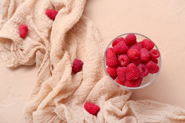 Bej arka planda taze ahududulu kase