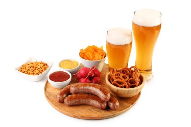 Soğuk bira bardakları ve beyaz arka planda farklı atıştırmalıklar. Ekim Festivali Kutlaması