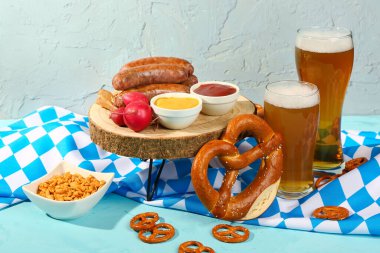 Soğuk bira bardakları ve mavi arka planda farklı atıştırmalıklar. Ekim Festivali Kutlaması