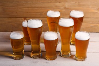 Masada bir bardak soğuk bira. Ekim Festivali Kutlaması