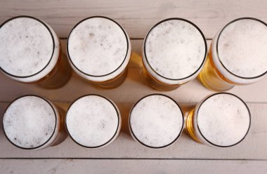 Hafif ahşap arka planda soğuk bira bardakları. Ekim Festivali Kutlaması