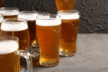 Siyah arka planda soğuk bira bardakları. Ekim Festivali Kutlaması