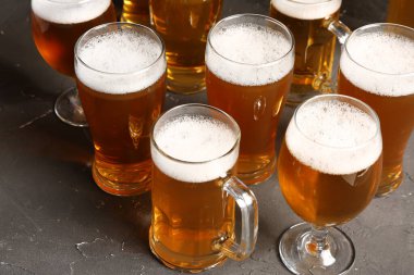 Siyah arka planda soğuk bira bardakları ve kupaları. Ekim Festivali Kutlaması