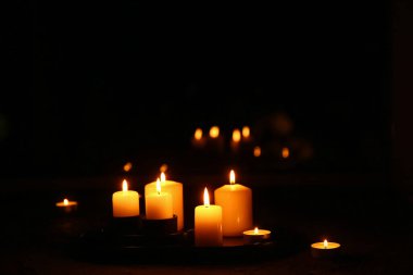 Koyu arkaplanda mumlar yakılıyor