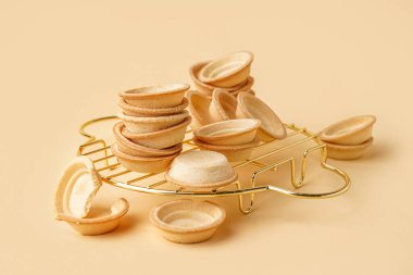 Sarı arka planda ev yapımı tartlarla şebeke